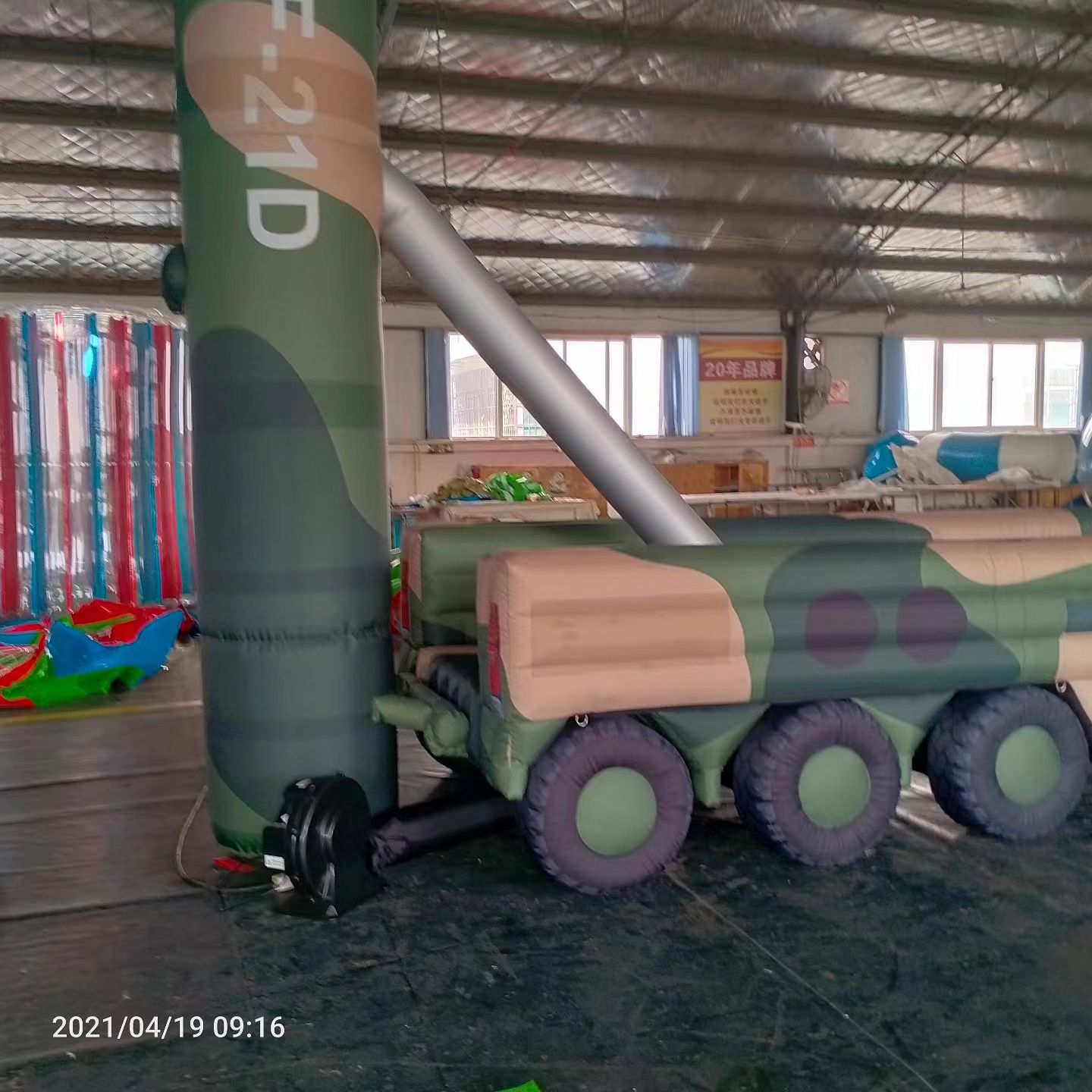 成都军事演习中的充气目标车辆：模拟发射车雷达车坦克飞机